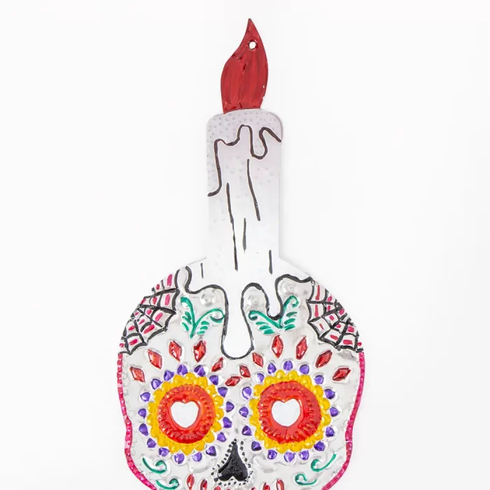 Calavera de hojalata con vela
