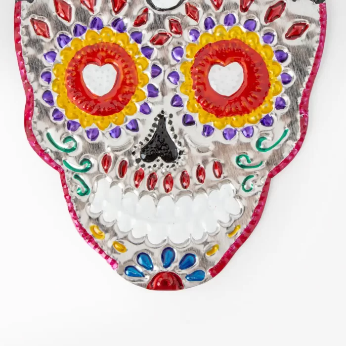 Calavera de hojalata con vela