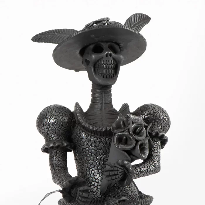 Black clay catrina with alcatraces