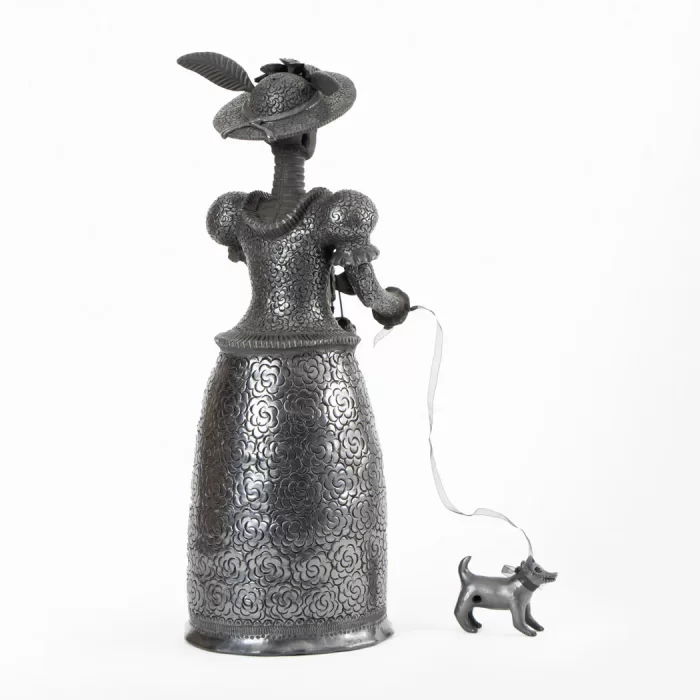 Black clay catrina with alcatraces