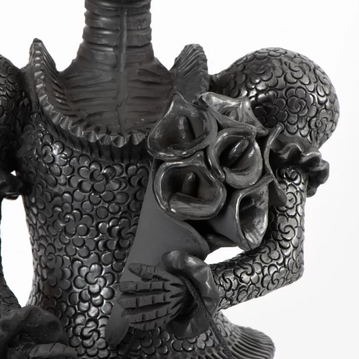 Black clay catrina with alcatraces