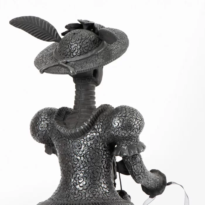 Black clay catrina with alcatraces