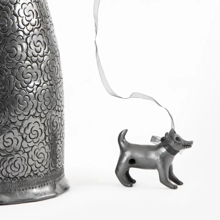 Black clay catrina with alcatraces