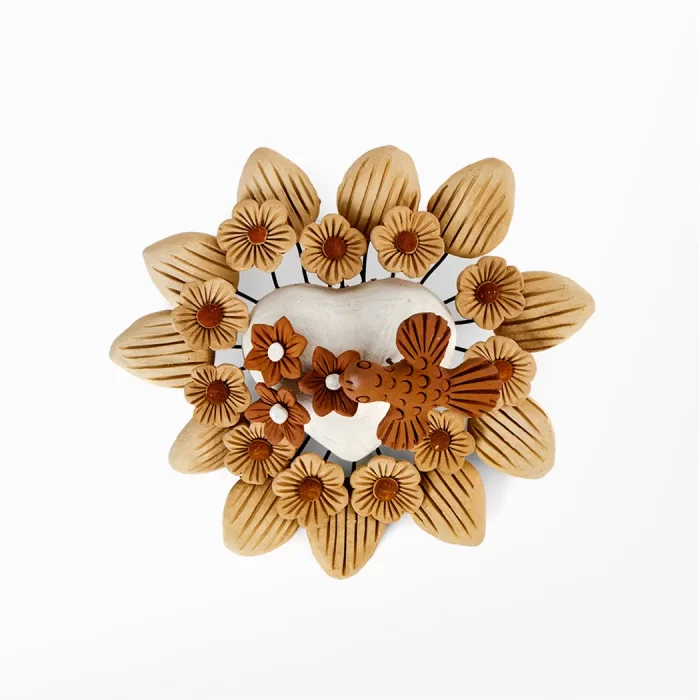 Corazón blanco mediano con flores, hojas y pajarito rojo