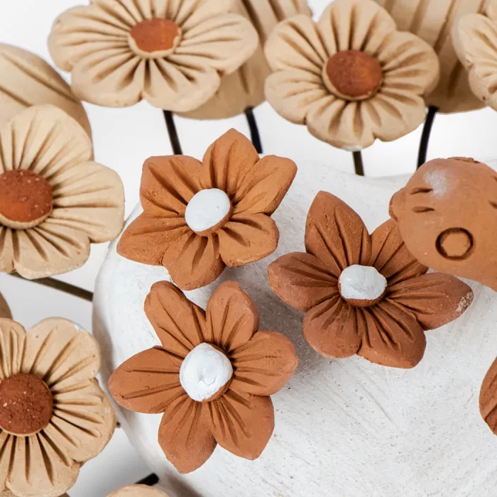 Corazón blanco mediano con flores, hojas y pajarito rojo