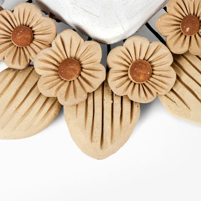 Corazón blanco mediano con flores, hojas y pajarito rojo