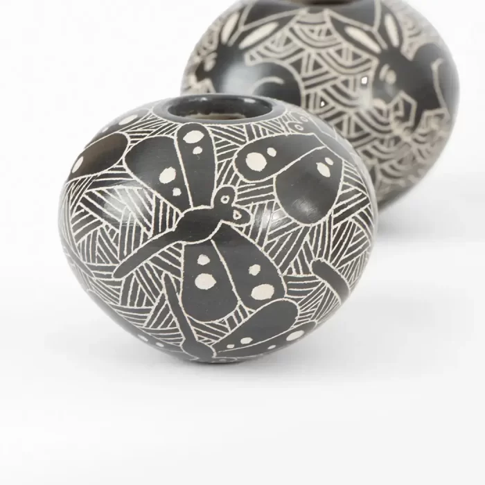 Mini black pot with fauna