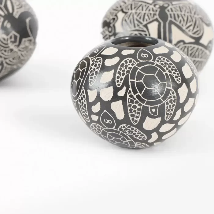 Mini black pot with fauna