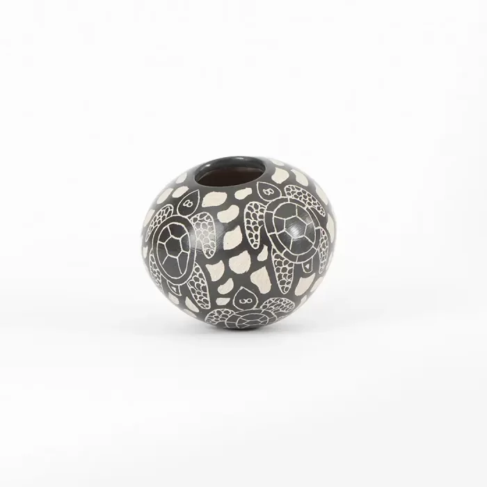 Mini black pot with fauna