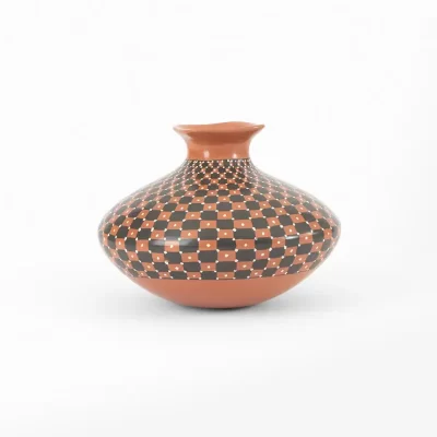 Geometric pot with mouth