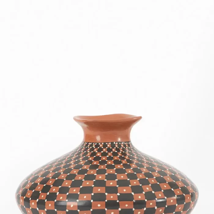 Geometric pot with mouth