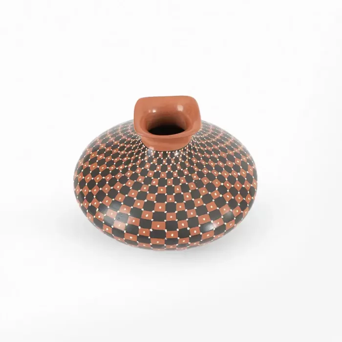 Geometric pot with mouth