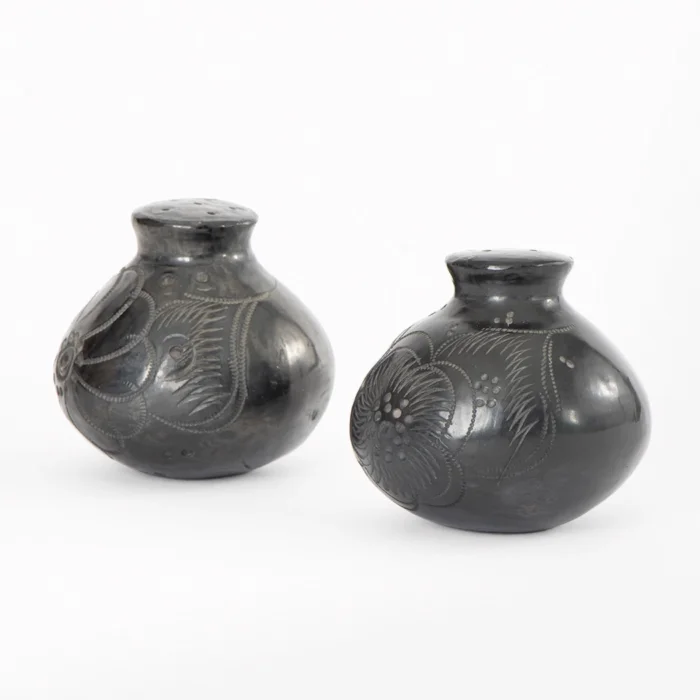 Salero de barro negro