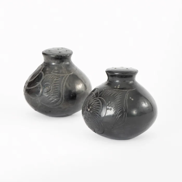 Salero de barro negro