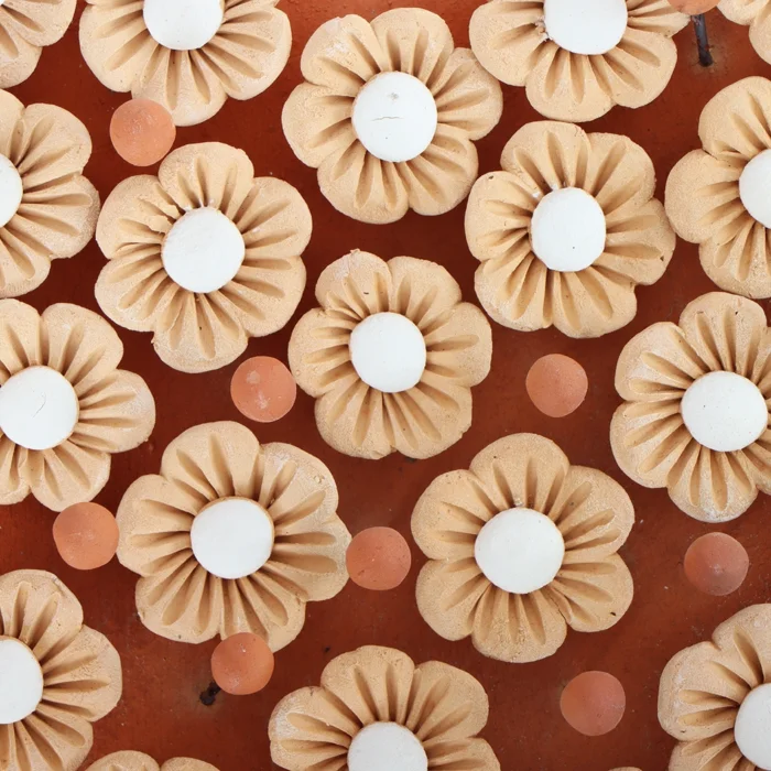 Flat heart with pastillage flowers