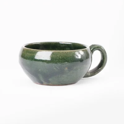 Taza de barro verde