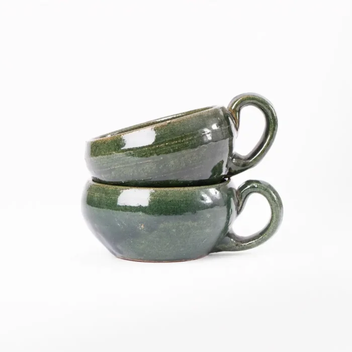 Taza de barro verde