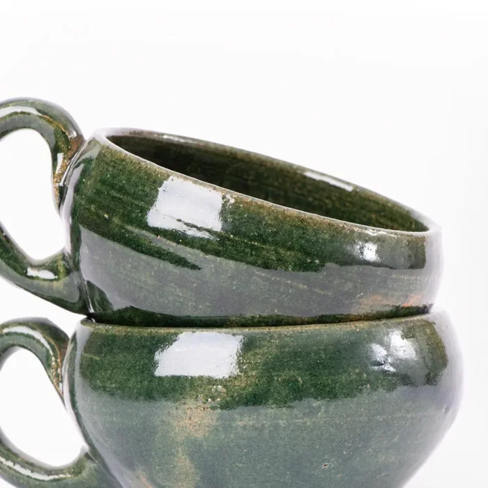 Taza de barro verde