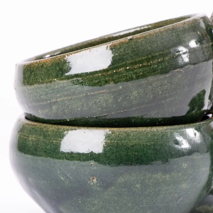 Taza de barro verde