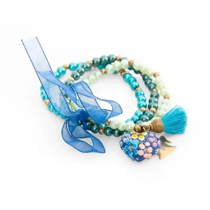 Pulsera de piedras de colores con dije de madera