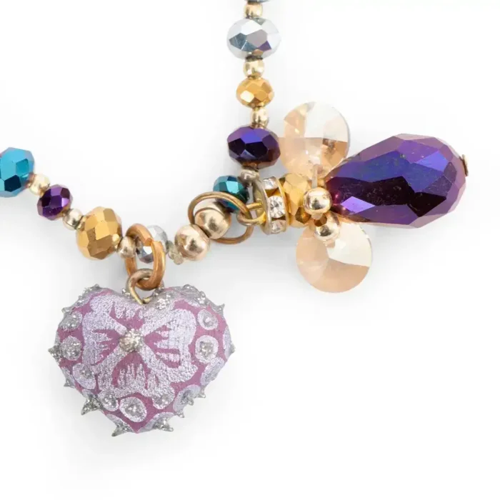 Pulsera de piedras de colores con dije de madera