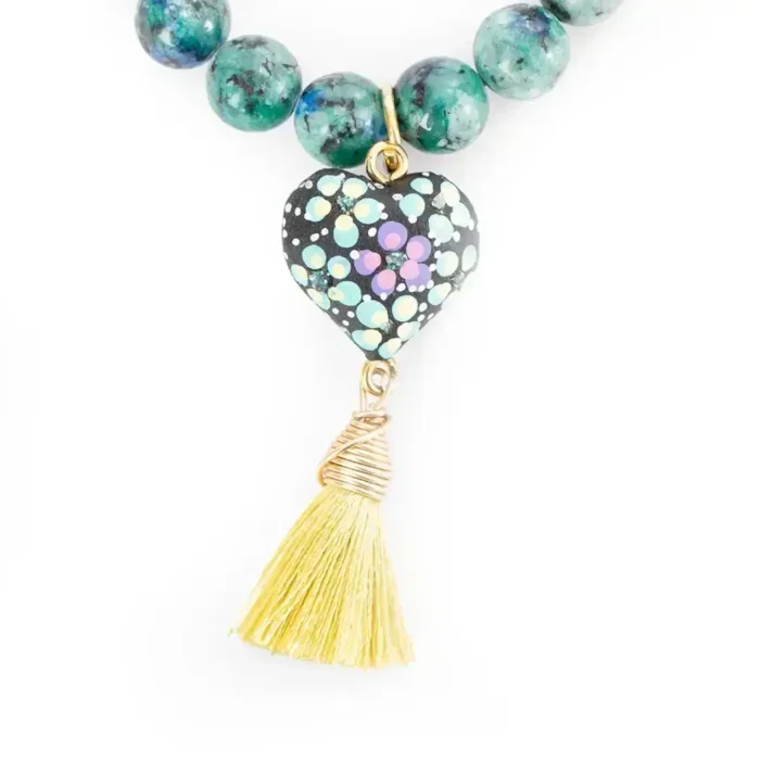 Pulsera de piedras de colores con dije de madera