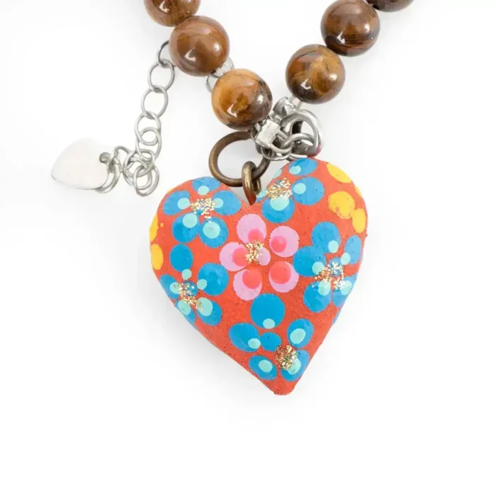 Pulsera de piedras de colores con dije de madera
