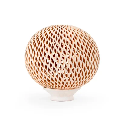Esfera grande de barro blanco calado
