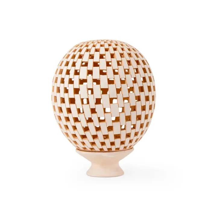 Esfera mediana de barro blanco, calado