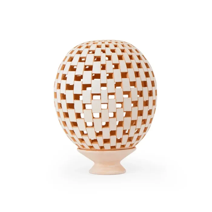 Esfera mediana de barro blanco, calado