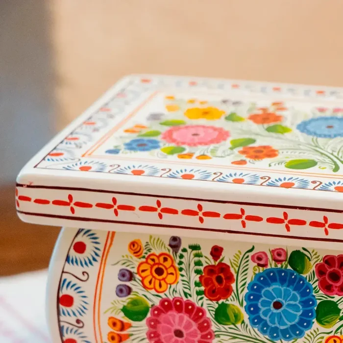 Caja de Olinalá con patitas, color blanco