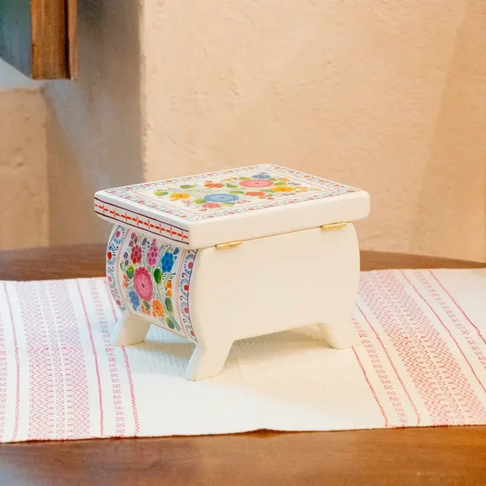 Caja de Olinalá con patitas, color blanco