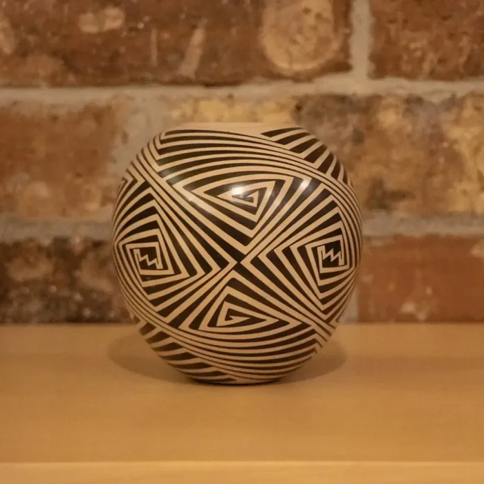 Round line pot