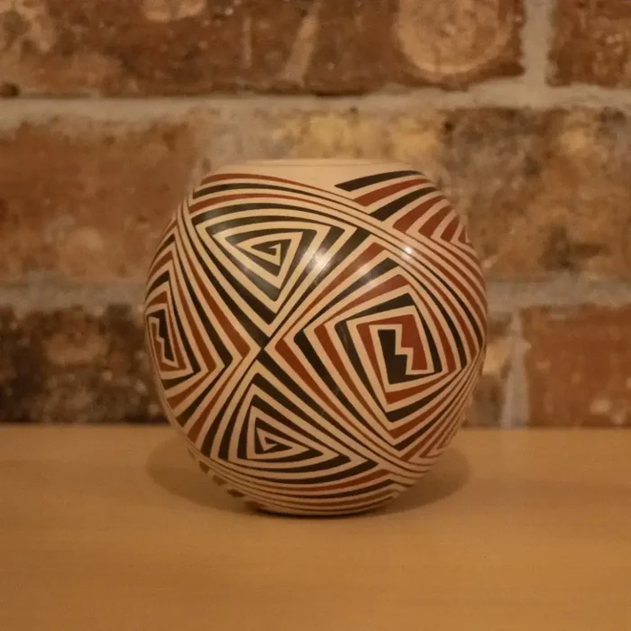 Round line pot