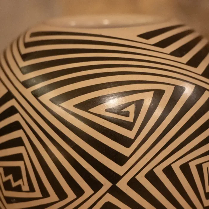 Round line pot
