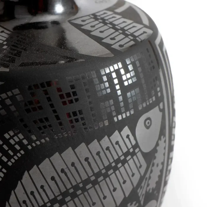 Black graphite pot, long neck