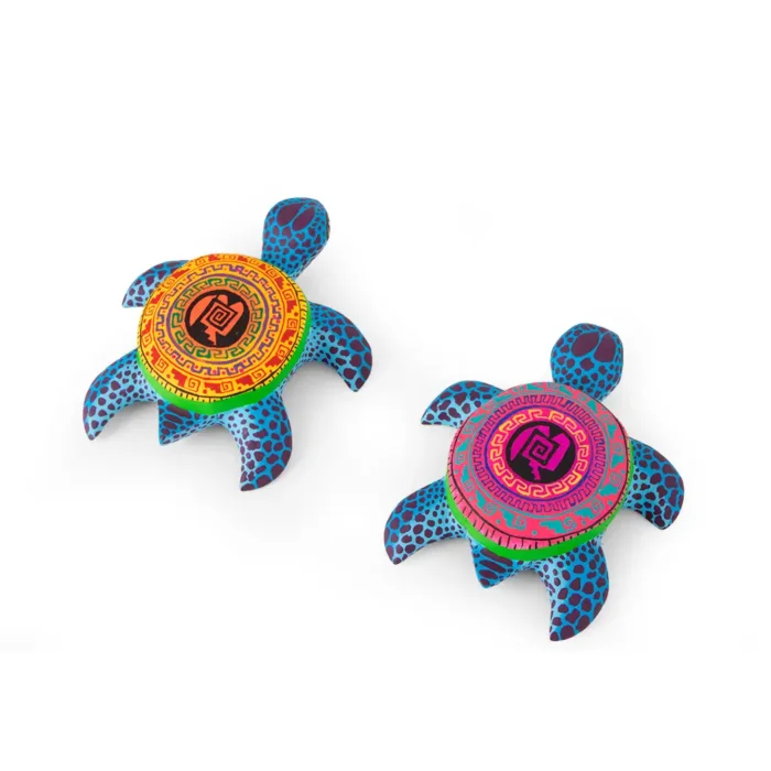 Alebrije de tortuga marina colorida